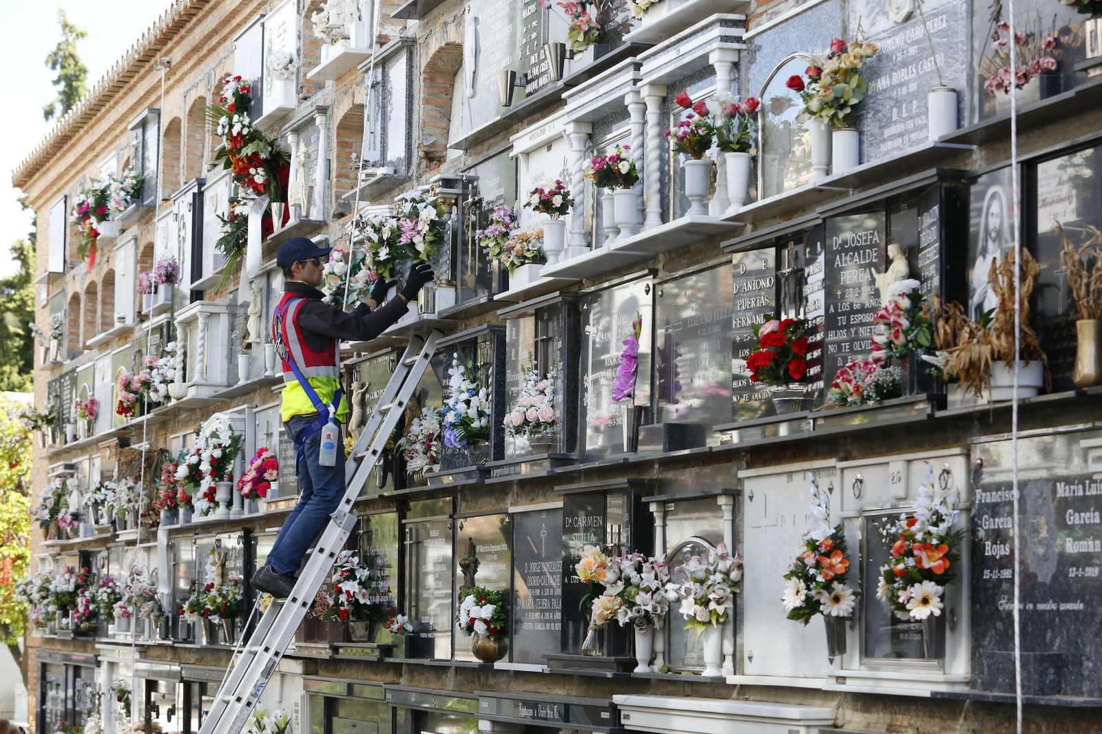 El Día de los Santos en el cementerio de Granadad, en imágenes