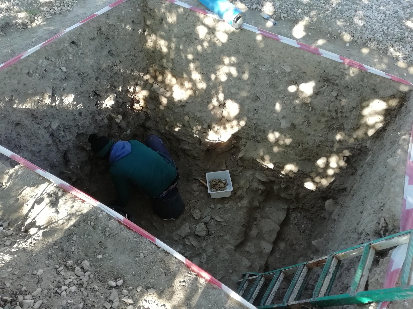 Un trabajador de la empresa Drakkar Consultores S.L. trabajando en el Patio de los Naranjos del antiguo cementerio.