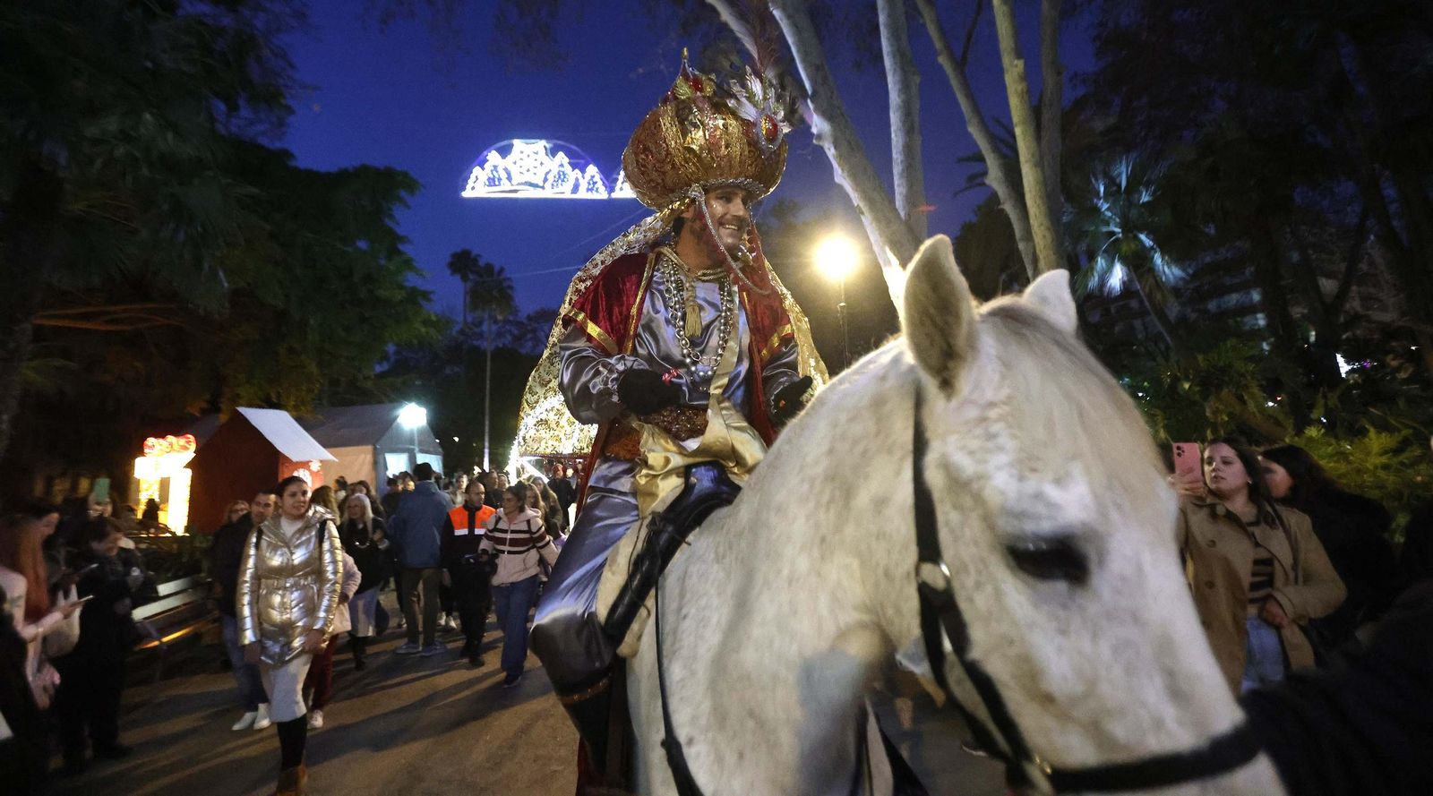 Fotos del heraldo de los Reyes Magos y su corte de beduinos en Algeciras