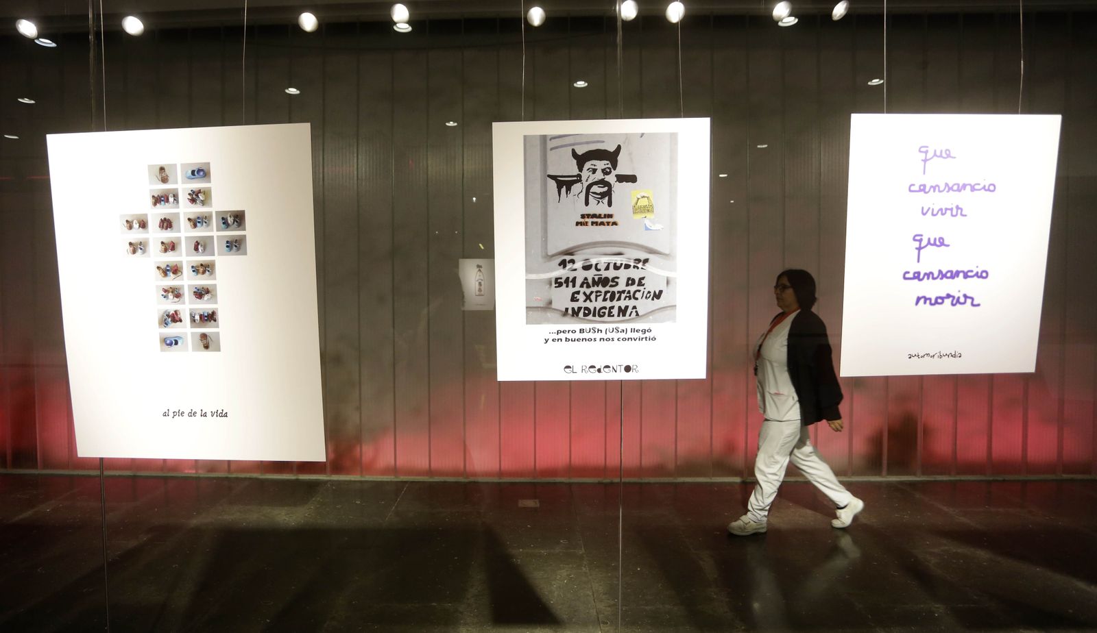 Una persona camina entre obras del burgalés de Sevilla Pablo del Barco.