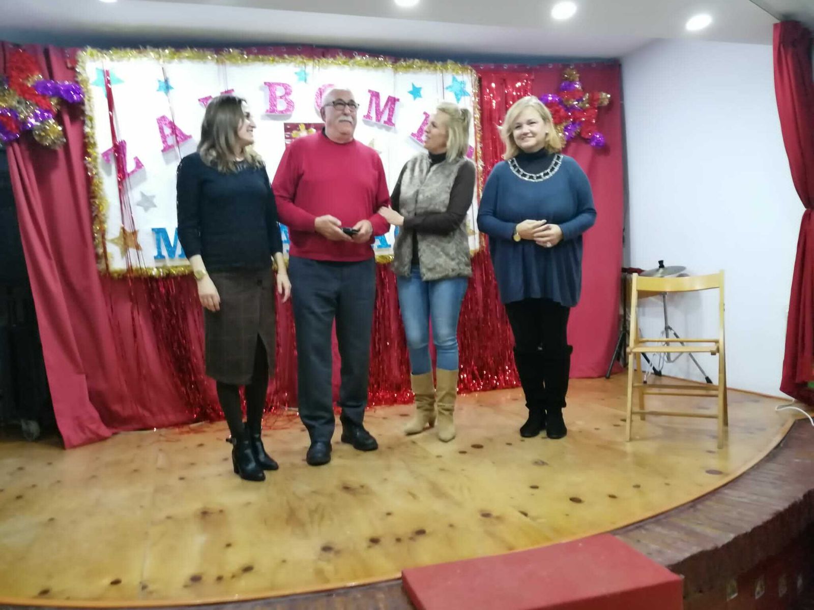 El presidente de la A.VV Madariaga, junto a las tres concejalas que ejercerán de Reyes Magos: Regla Moreno, Carmen Toledo y María José de Alba.