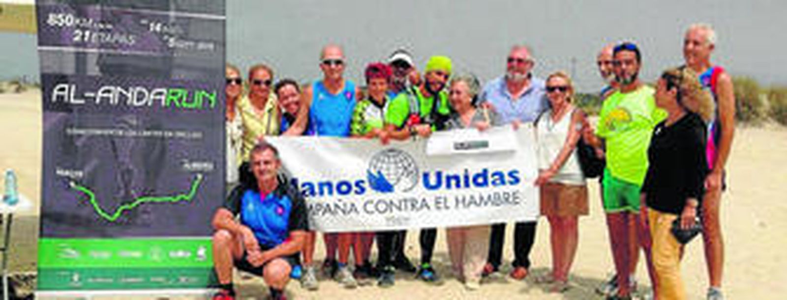 Foto tomada en el recibimiento que se hizo al corredor de Al Andarun en la playa de Camposoto.