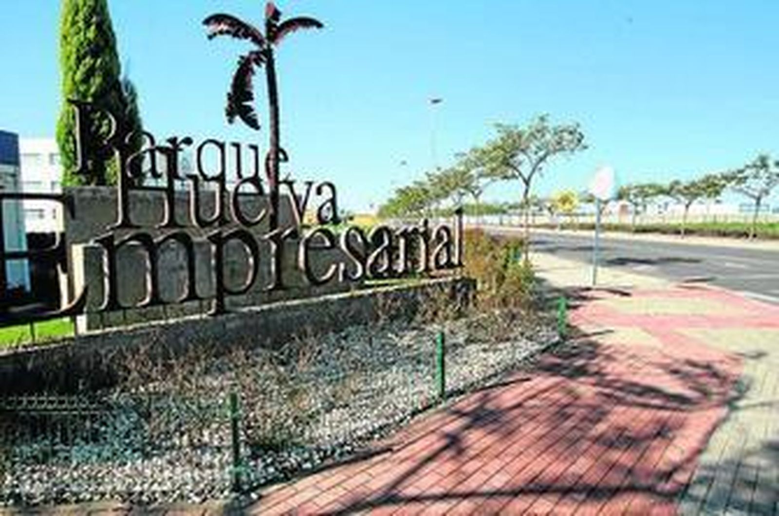 Rótulo de Parque Huelva Empresarial en el interior del recinto, que mantiene solares aún por construir.