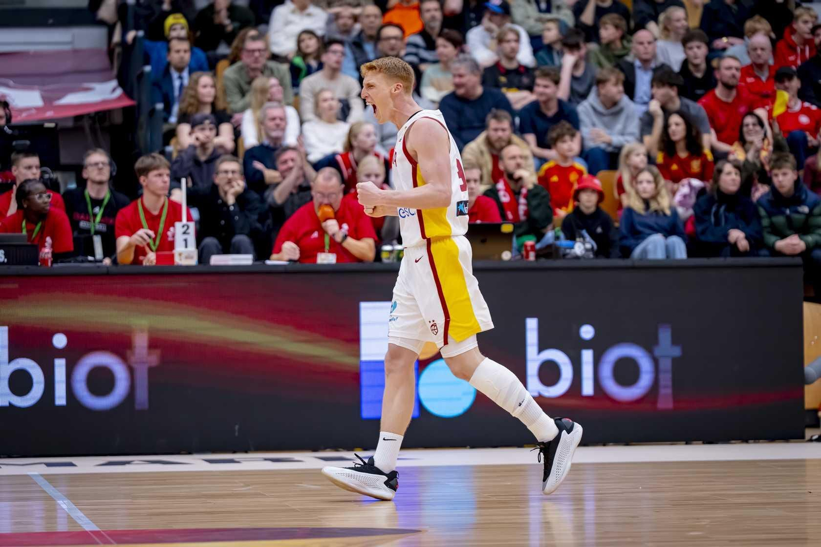 Cómodo inicio de la España de Chus Mateo con un buen Alberto Díaz