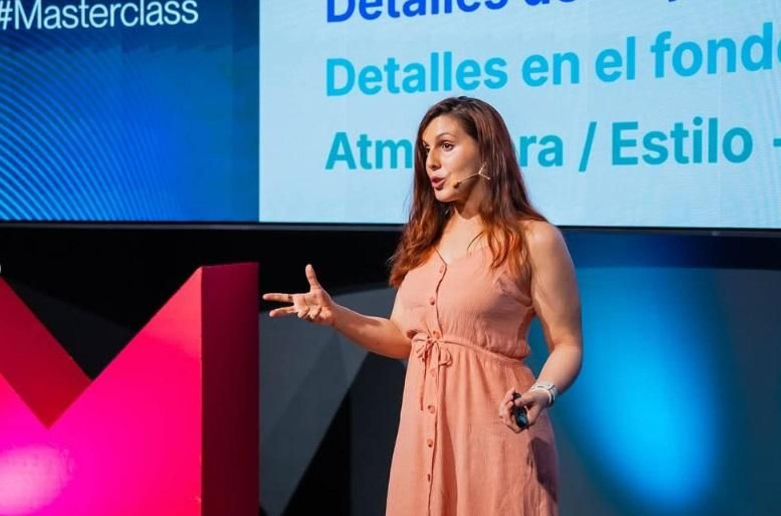 Imagen de la cantante y formadora en IA aplicada a las industrias creativas Clara de Luna.