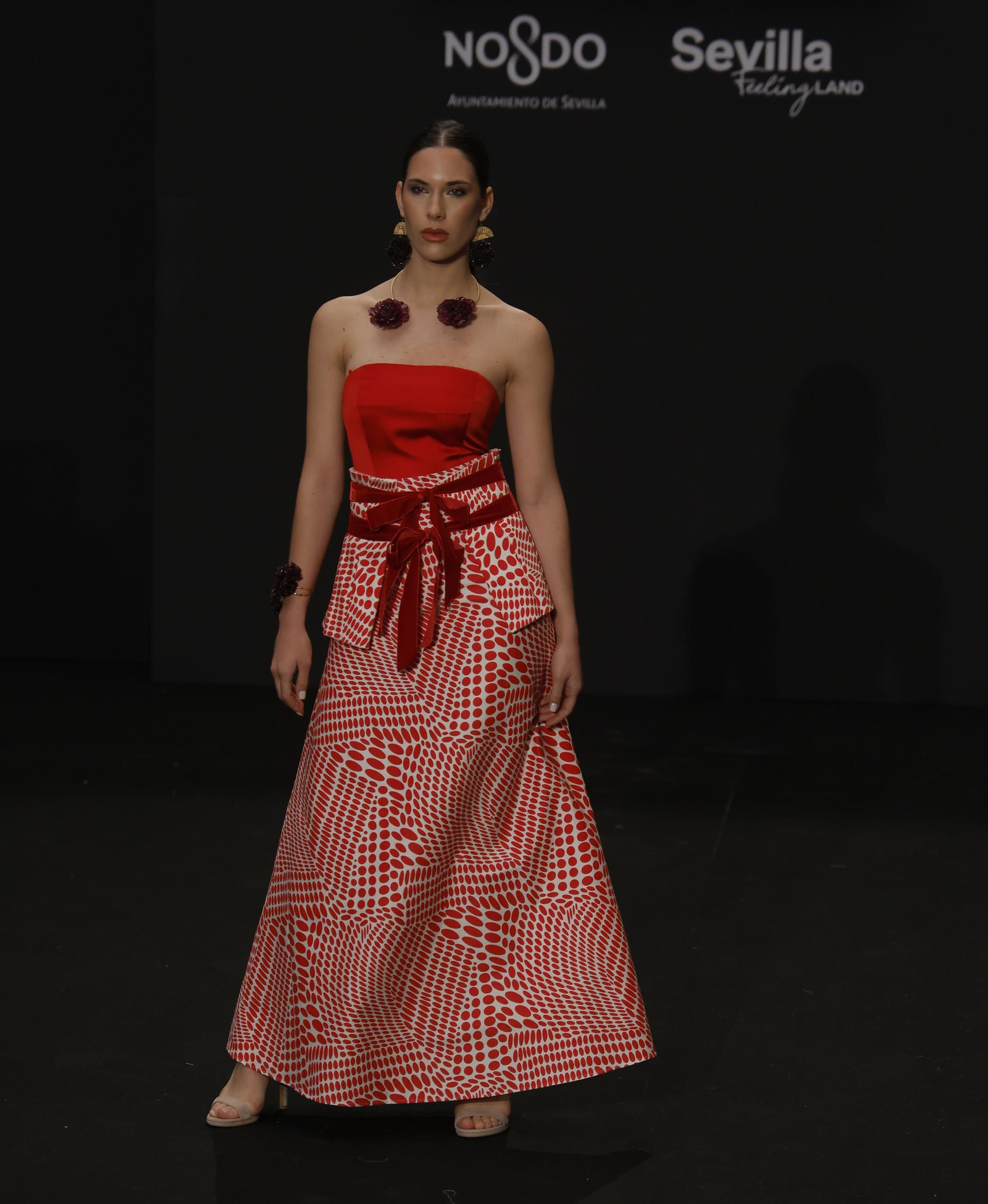 Emprende Lunares, el desfile de moda flamenca de DN Flamenca, que anticipa la Feria de Abril: todas las fotos.