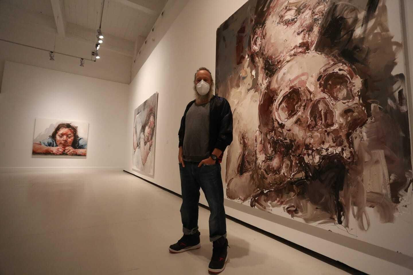 Philippe Pasqua, junto a su pintura 'Orso' (2020), este viernes, en el CAC Málaga.
