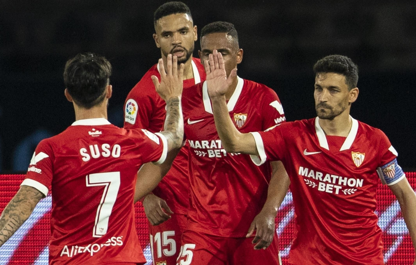 Jesús Navas felicita a Suso tras uno de los goles del Sevilla en Vigo.