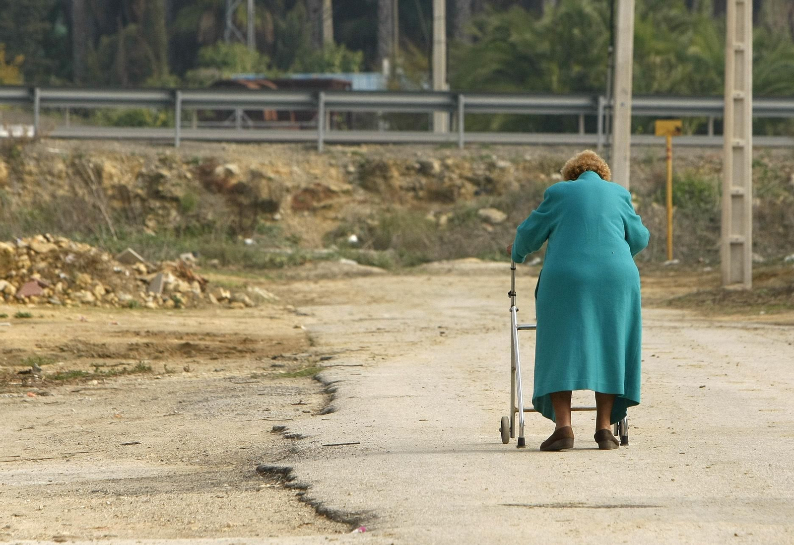 Una anciana en situación de dependencia pasea por una zona de Jerez, en una fotografía de archivo.