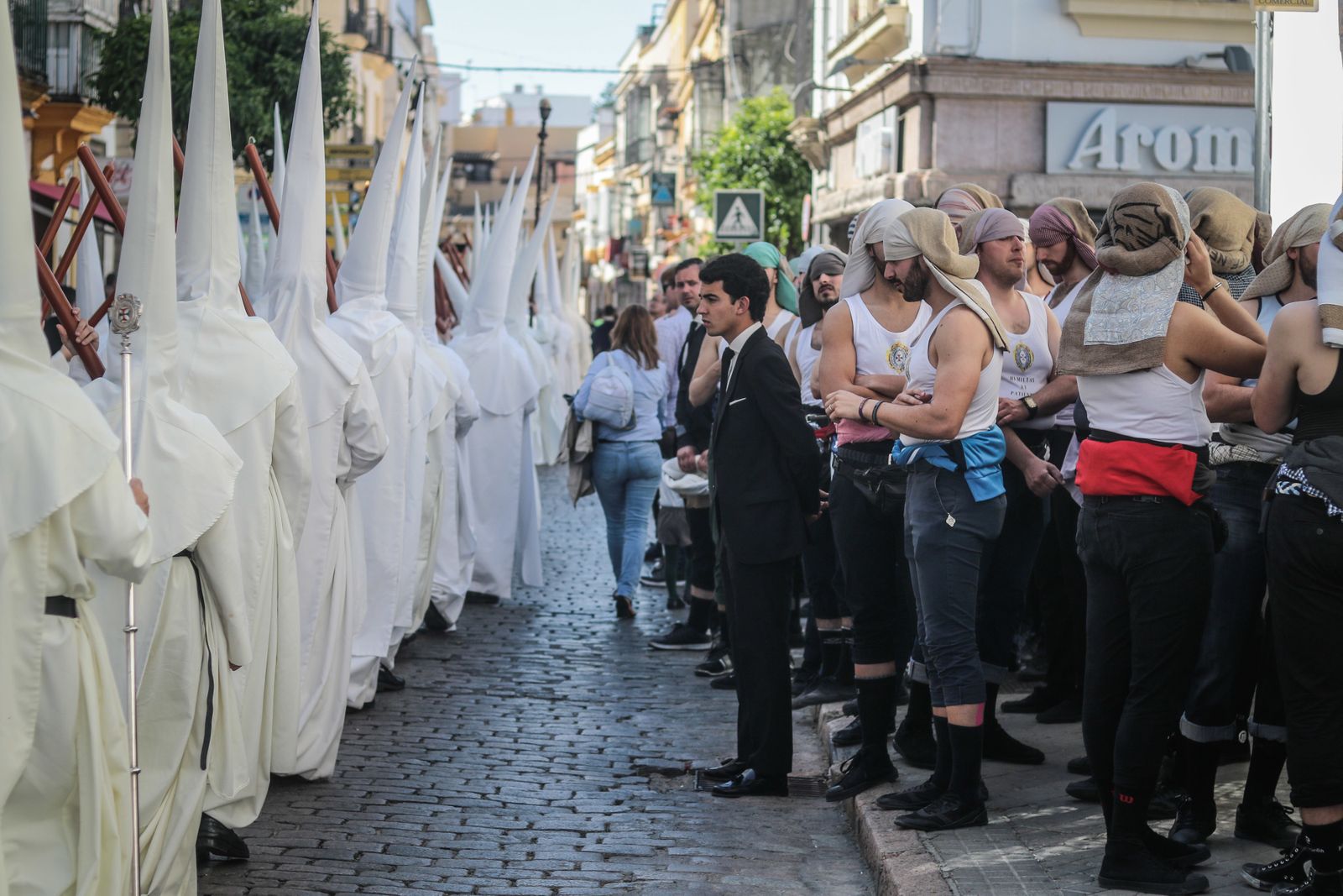 Humildad y Paciencia pierde la luz de la tarde al salir más tarde de su templo.