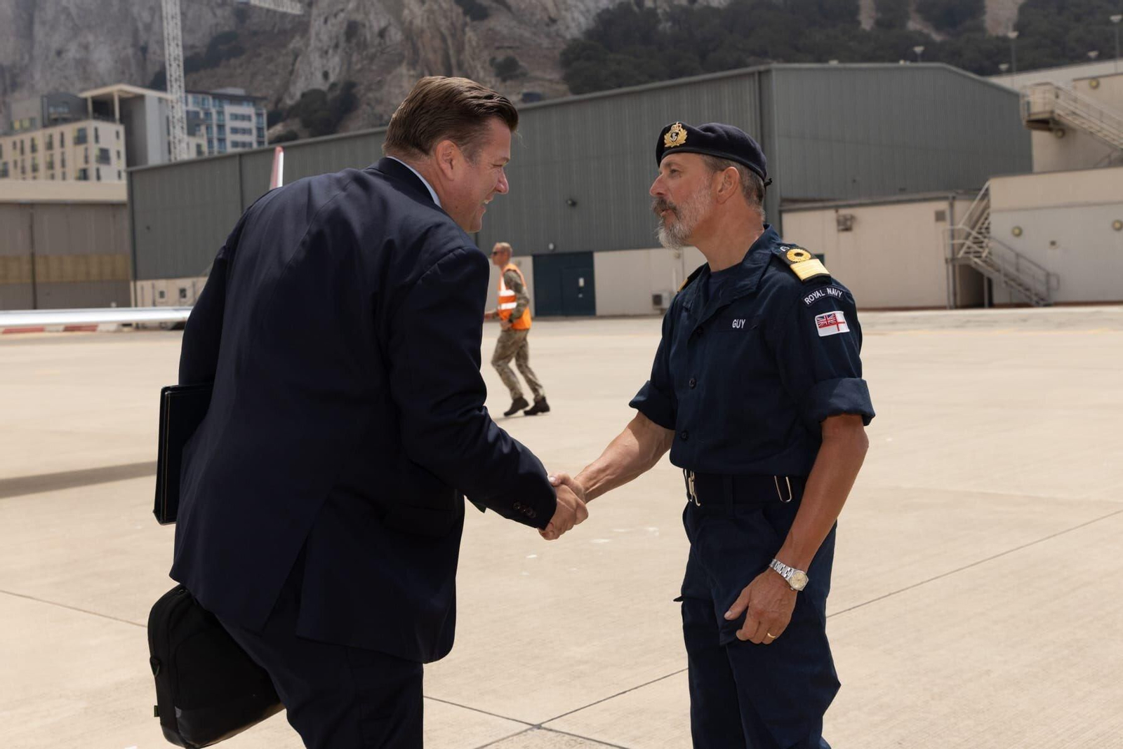 James Happey saluda a un militar de la Royal Navy a su llegada a Gibraltar. James Happey saluda a un militar de la Royal Navy a su llegada a Gibraltar.