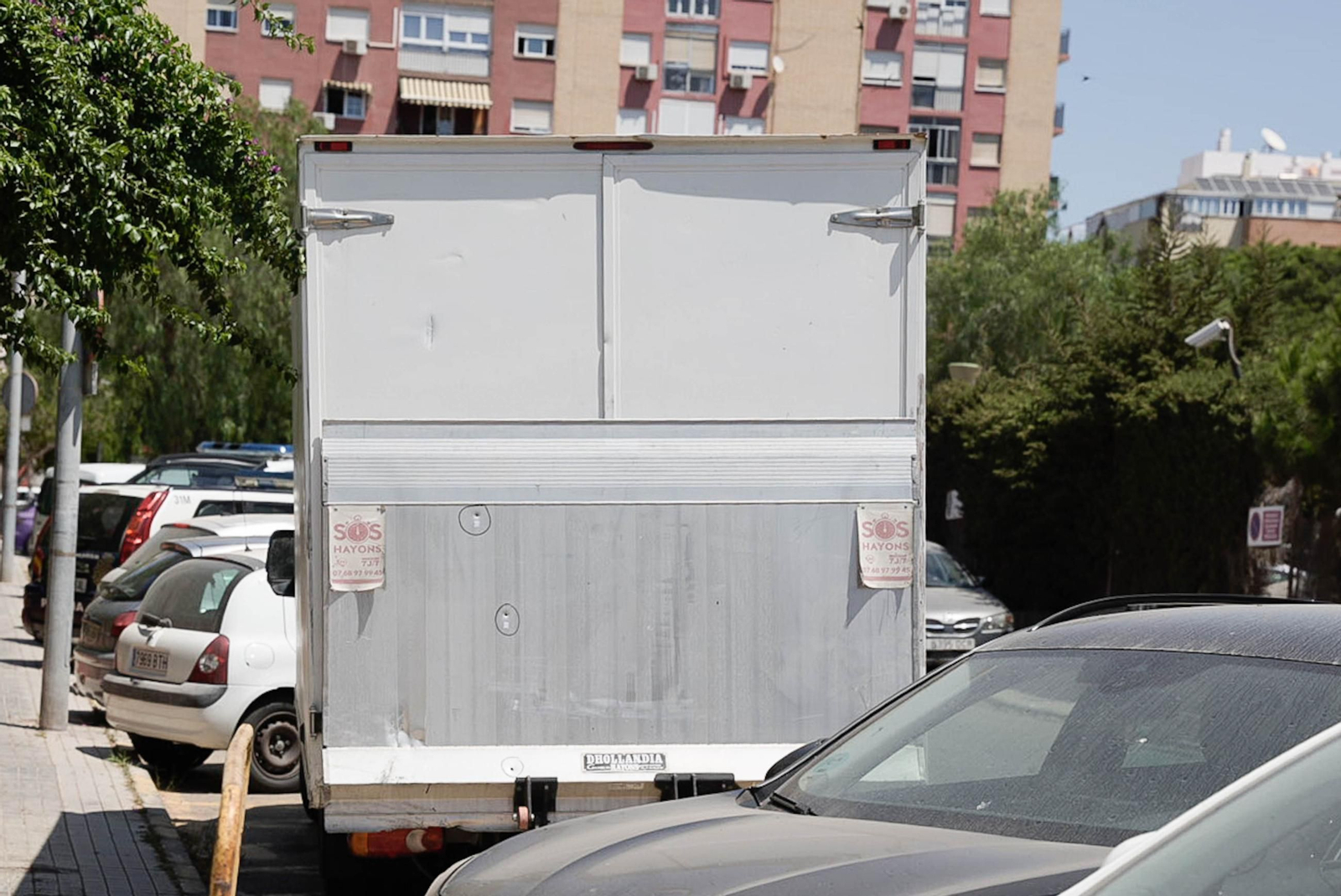 Así ha quedado la camioneta tiroteada en El Toyo por la Policía Local.