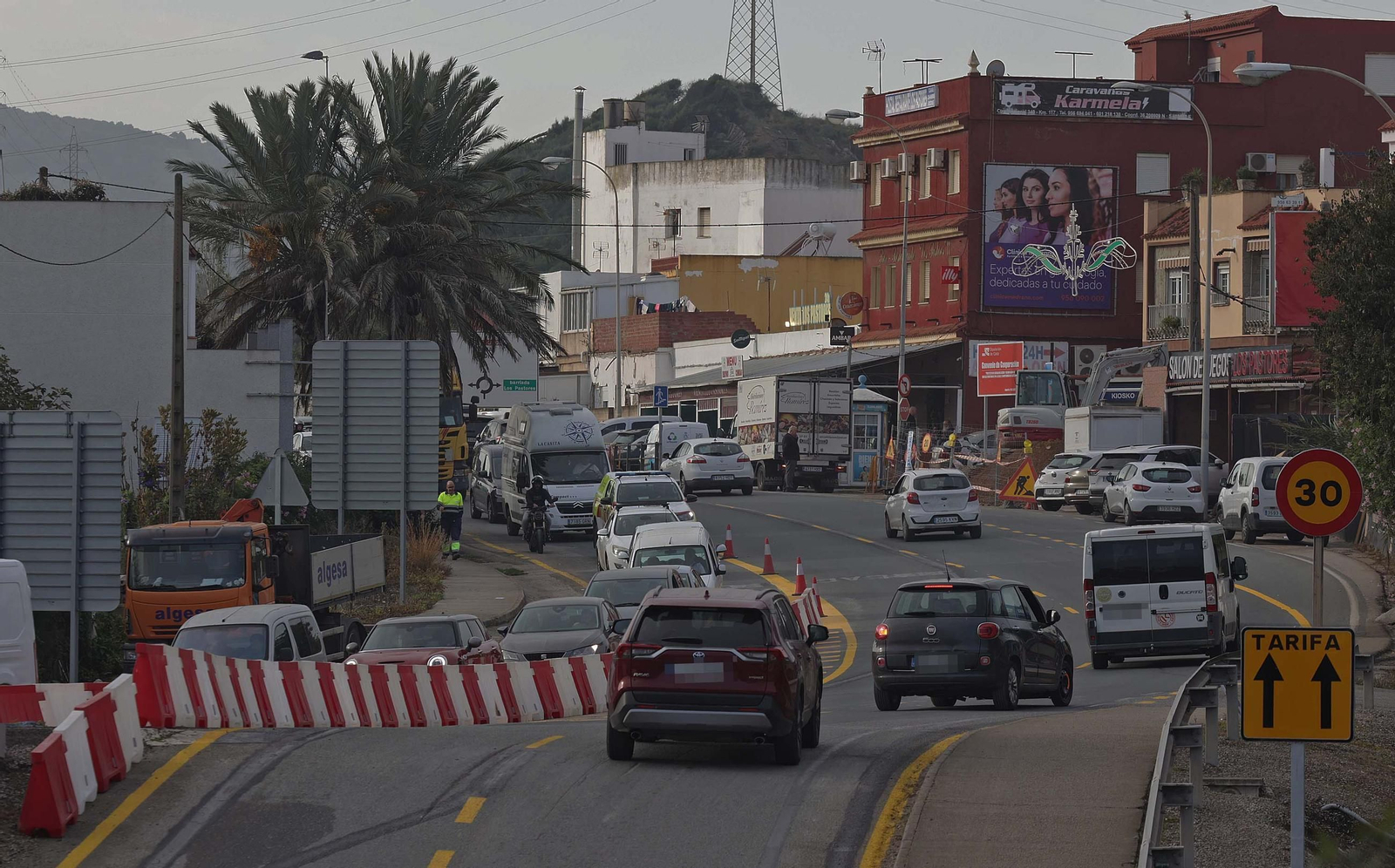 El inicio del derribo del puente de Los Pastores de Algeciras, en imágenes