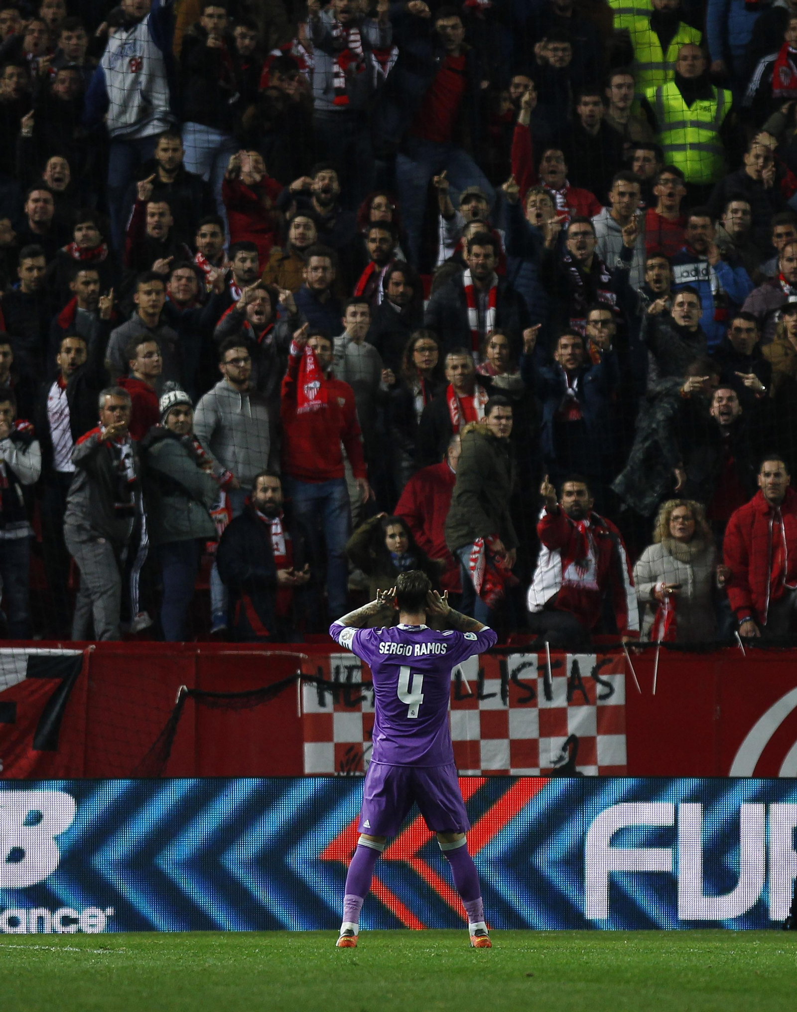 Sergio Ramos se planta ante Gol Norte con las manos en las orejas tras marcar de penalti.