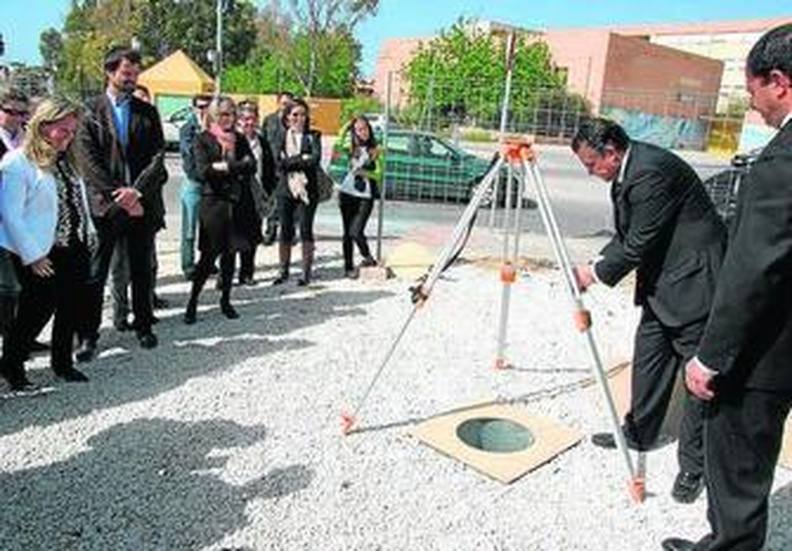 El alcalde, ayer en el acto de colocación de la primera piedra.