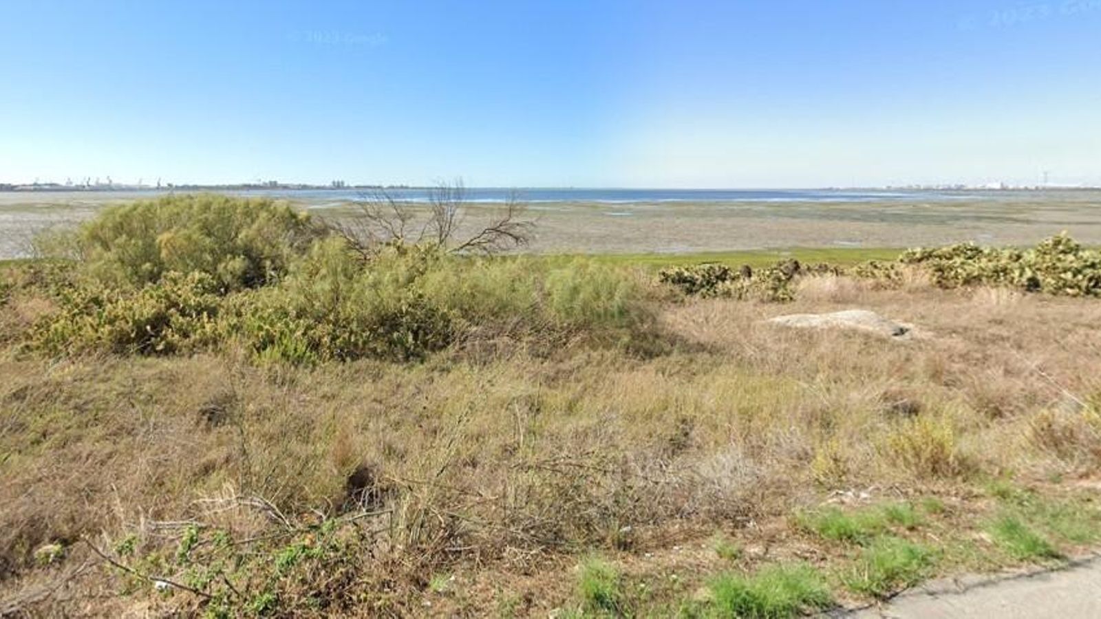 Al fondo de la calle, llegamos al mar y concluimos el Camino del Estrecho.