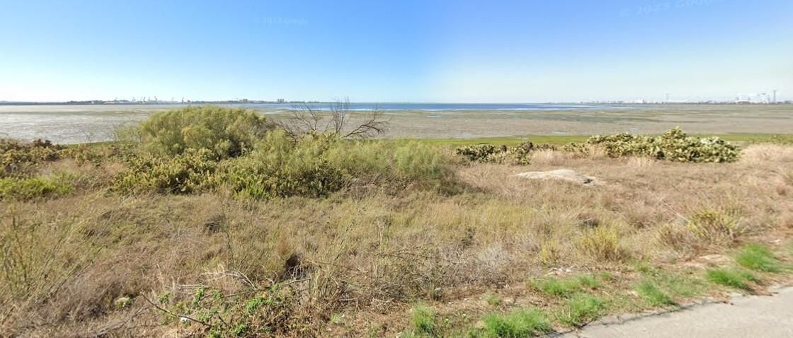 Al fondo de la calle, llegamos al mar y concluimos el Camino del Estrecho.