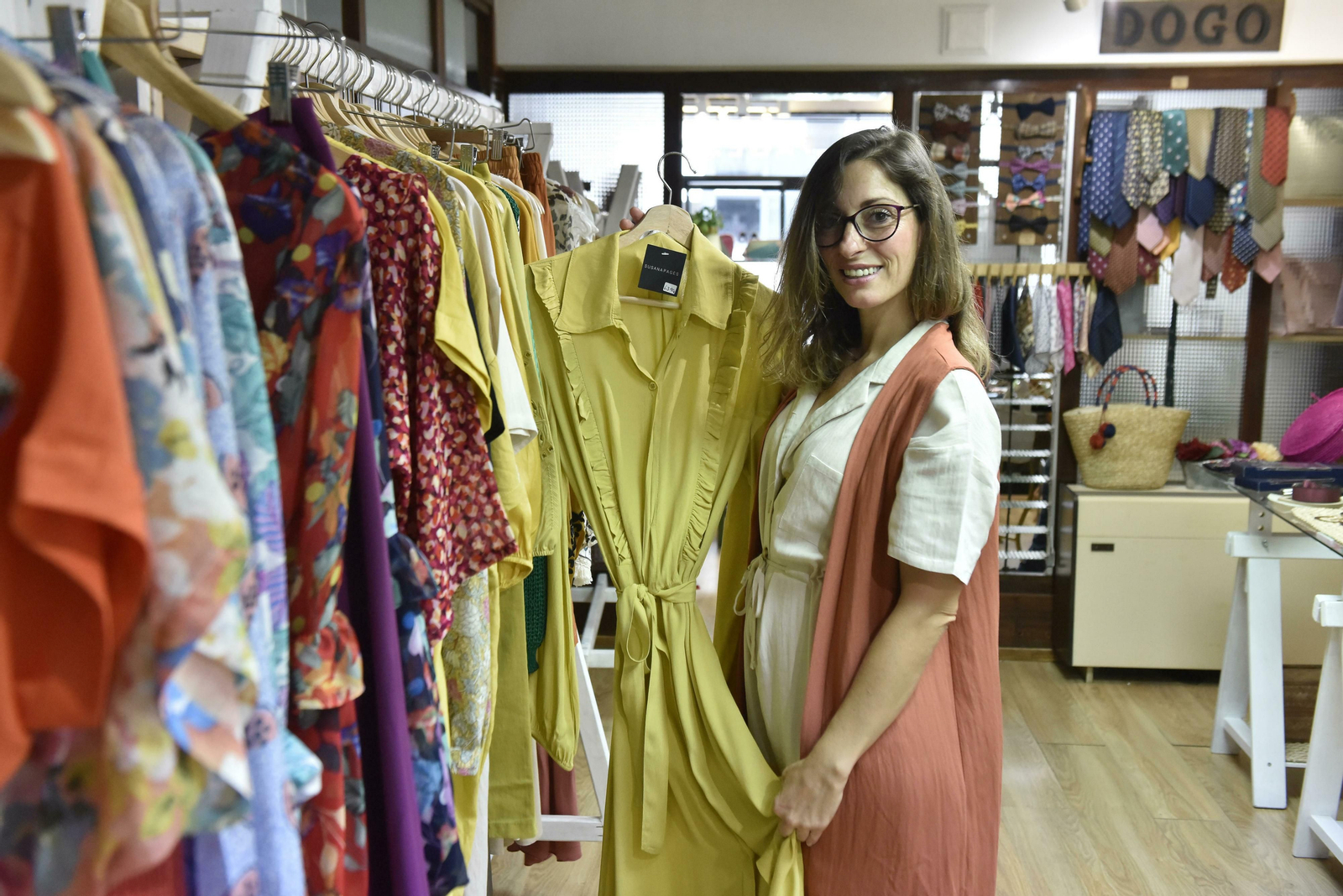 Susana Pagés muestra uno de los vestidos de la colección