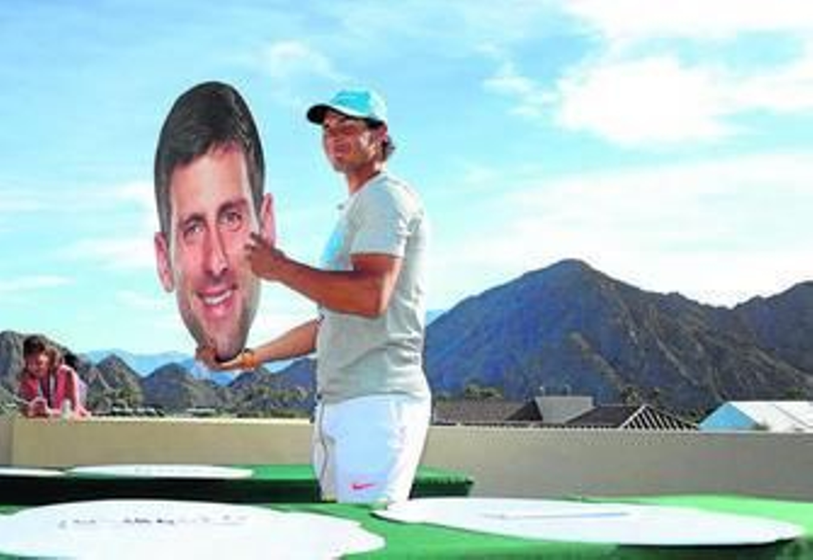 Rafa Nadal posa con una imagen de Djokovic durante la presentación del Abierto de Estados Unidos.