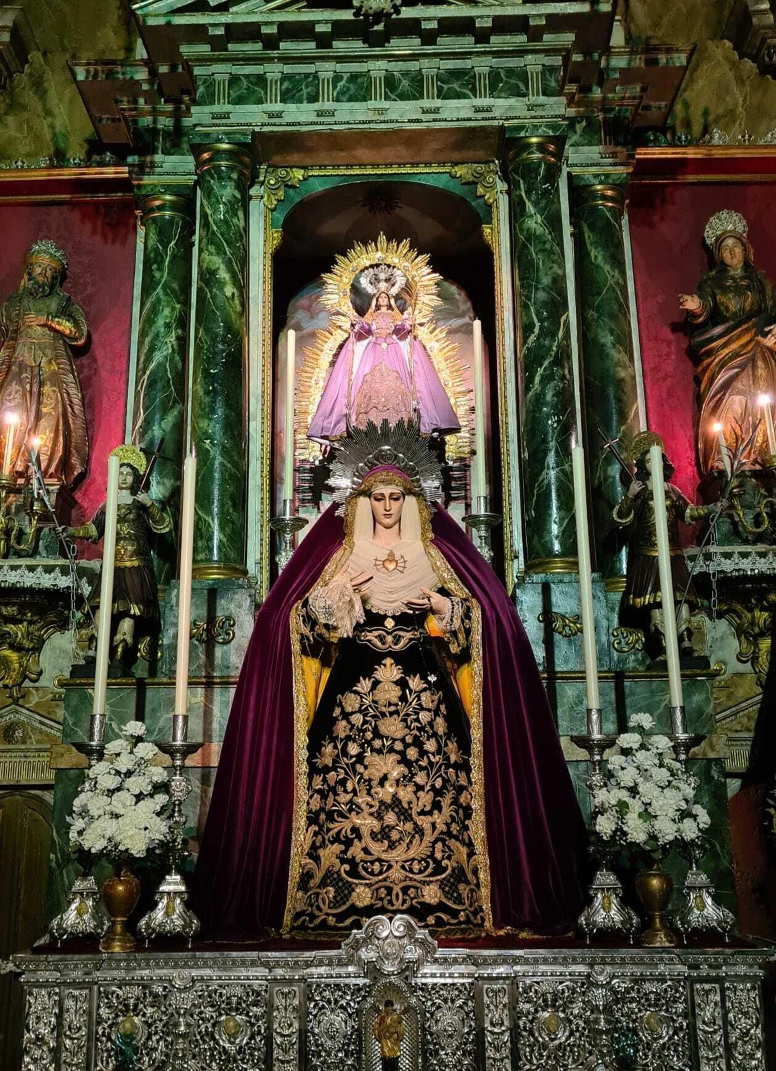 La Virgen de las Penas, en el altar mayor a los pies de la Mística Palma La Virgen de las Penas, en el altar mayor a los pies de la Mística Palma