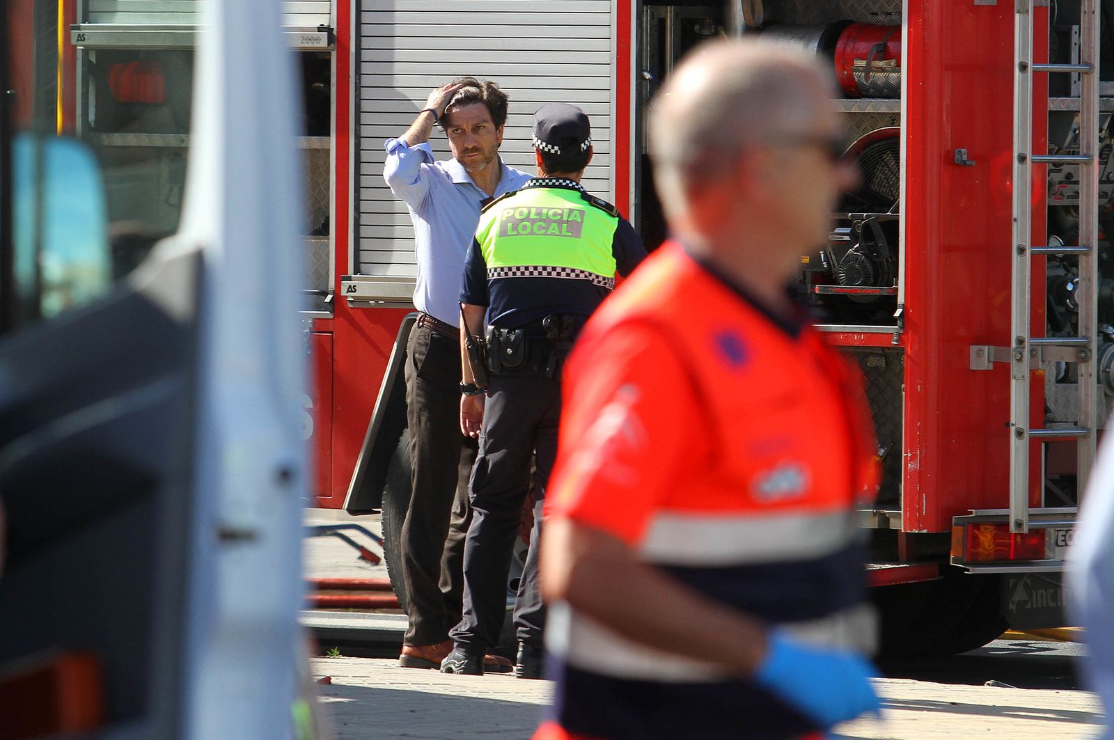 Imágenes del incendio de un bazar en la avenida de Santa Marta.