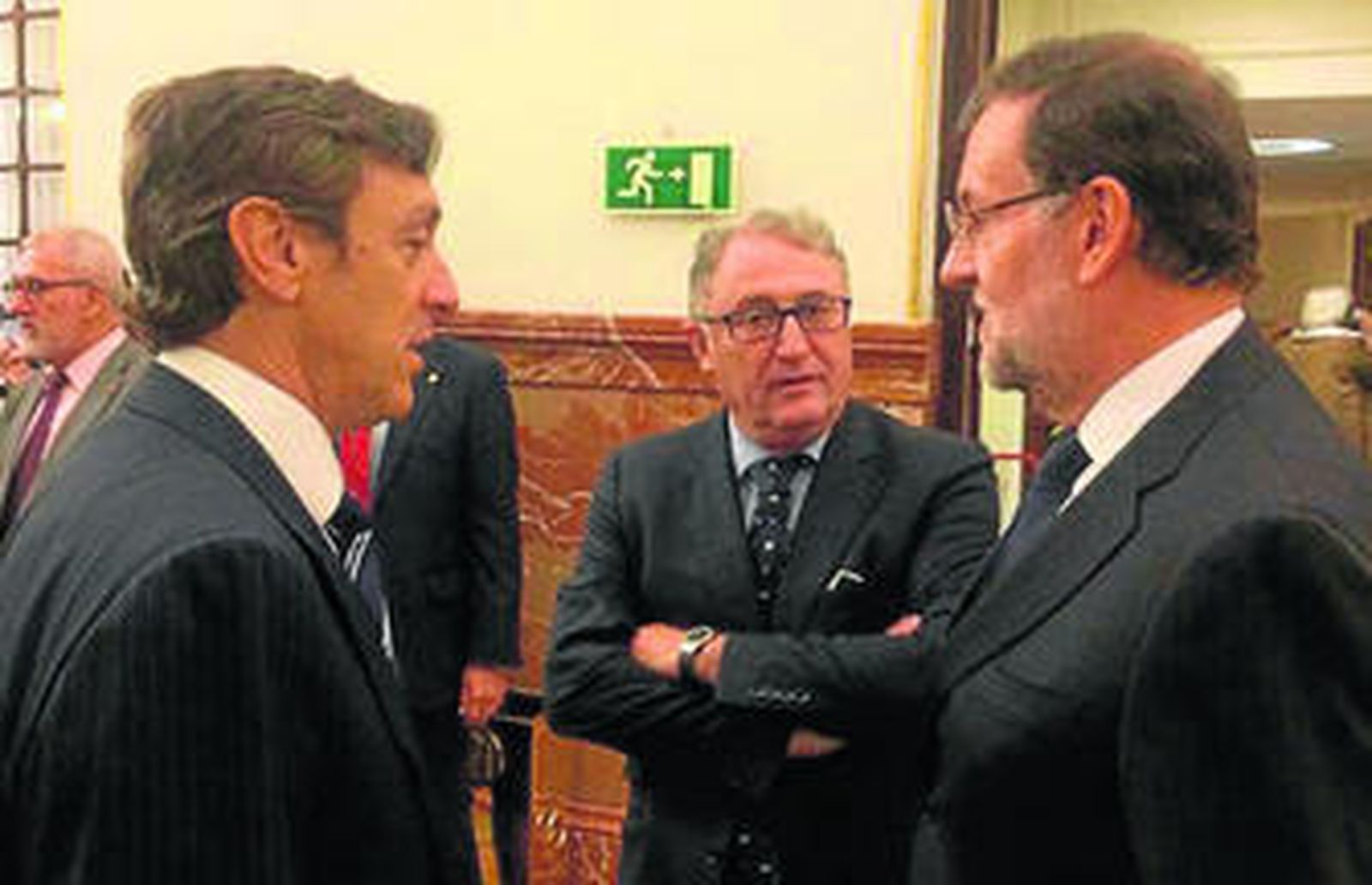 El alcalde y parte de su equipo de gobierno con responsables del Ciemat.