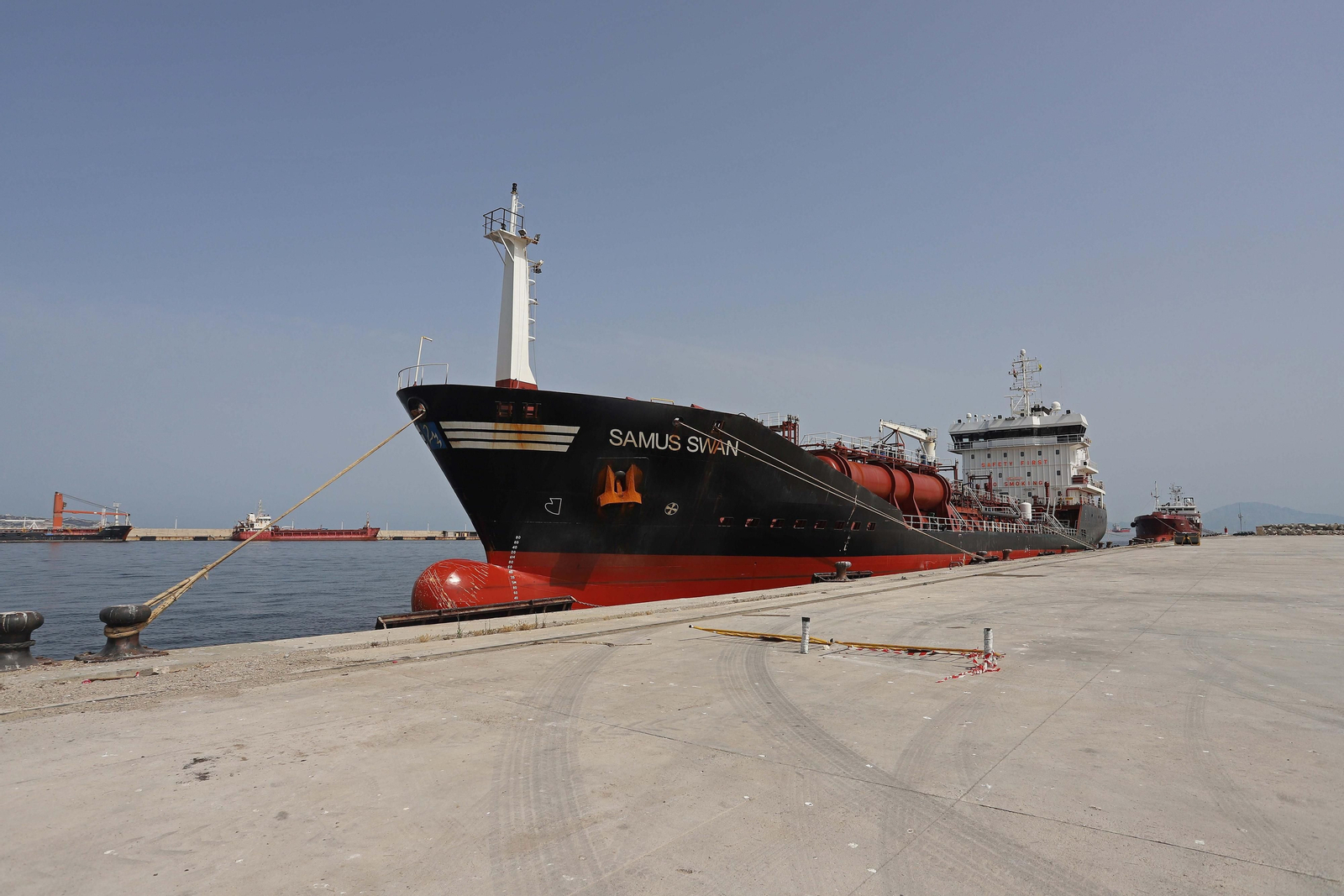 El petrolero 'Samus Swan', en el muelle de Isla Verde Exterior.