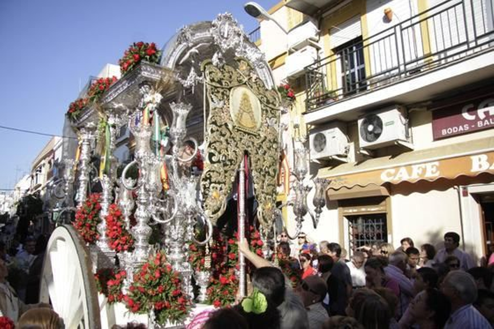 La Hermandad del Cerro del Águila inicia su peregrinación hacia El Rocío.

Foto: BELEN VARGAS