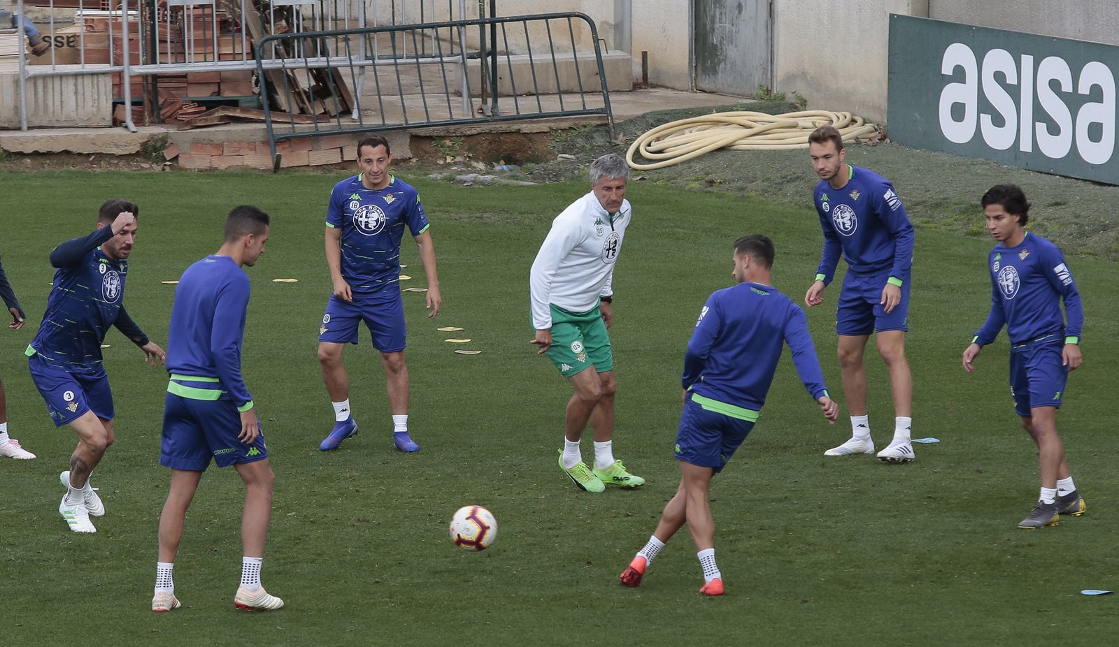 Quique Setién participa en un rondo del entrenamiento.