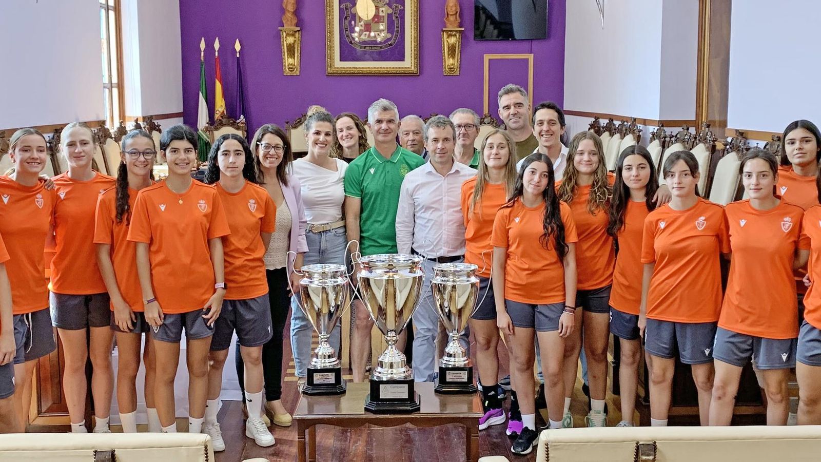 Julio Millán, Beatriz López y África Colomo reciben al equipo cadete en el consistorio jiennense.
