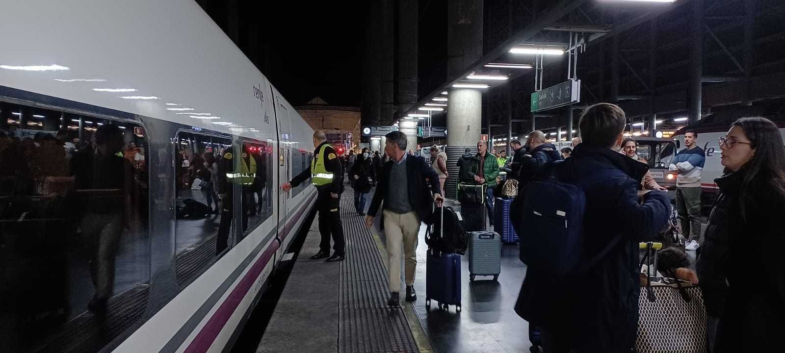 Pasajeros, en el momento en el que fueron bajados del tren en Atocha