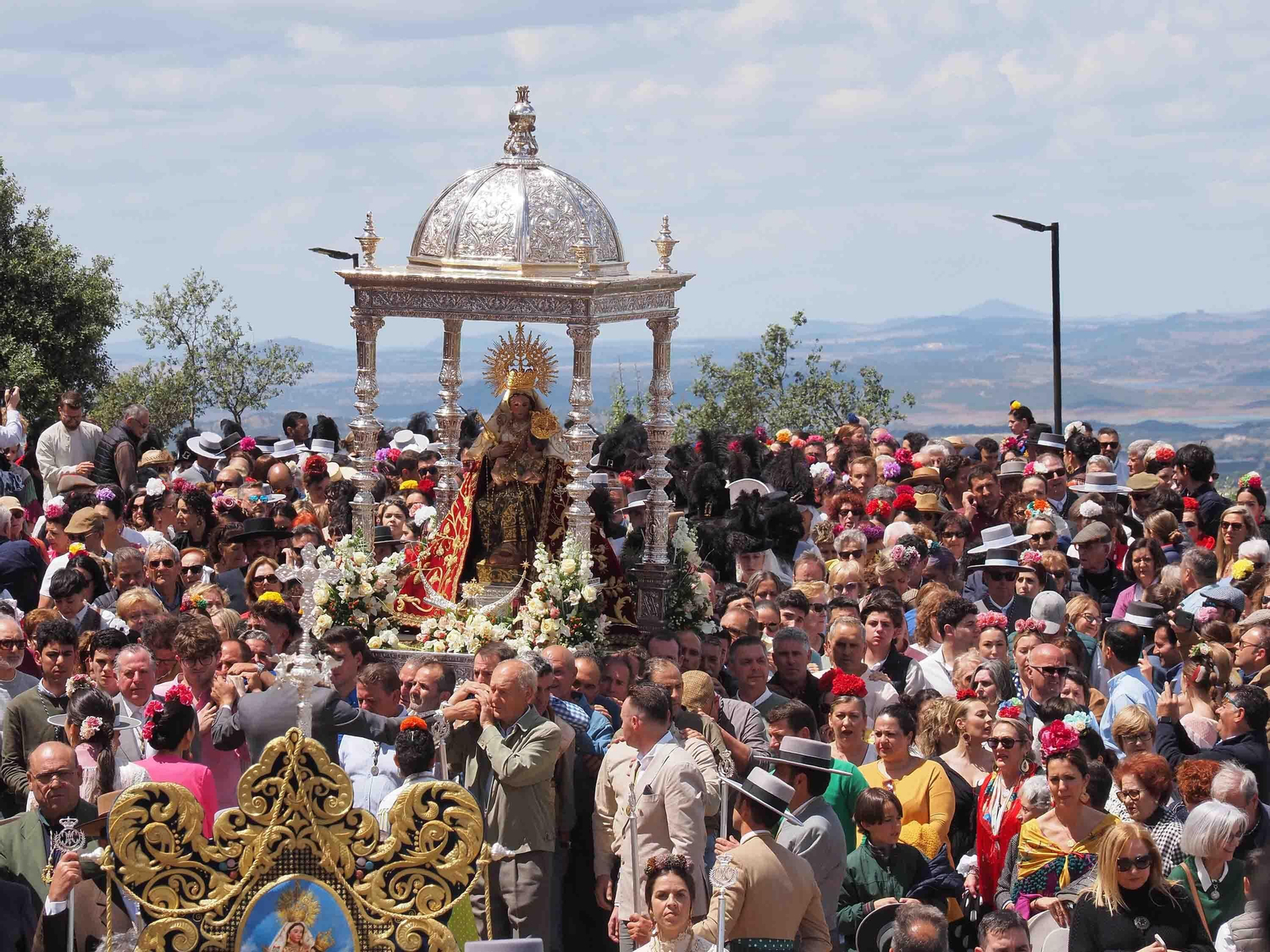 No te pierdas las espectaculares fotografías de la Romería de la Peña, en Puebla de Guzmán
