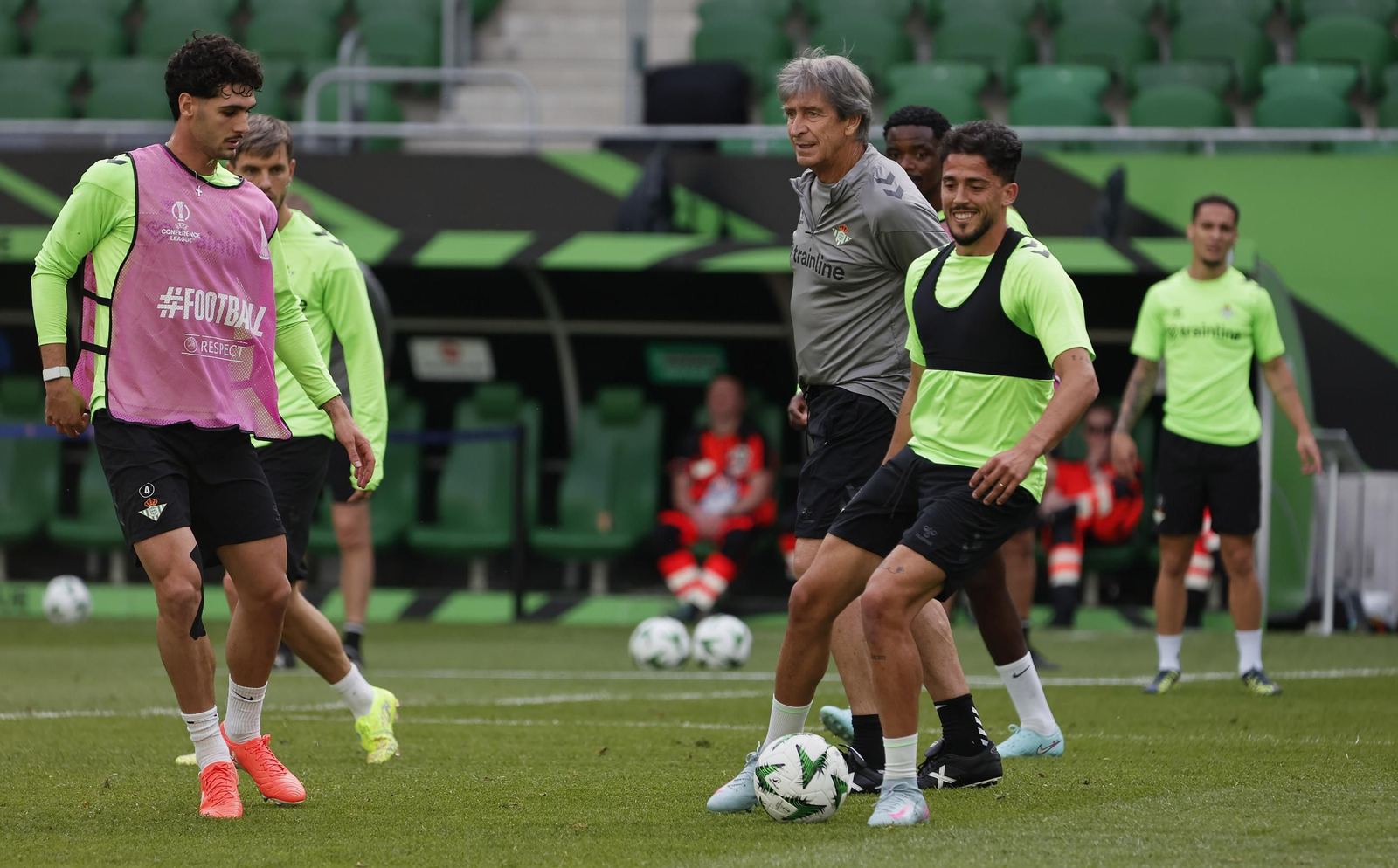 Las imágenes del entrenamiento del Betis en el Wroclaw Stadium Arena de Brestlavia
