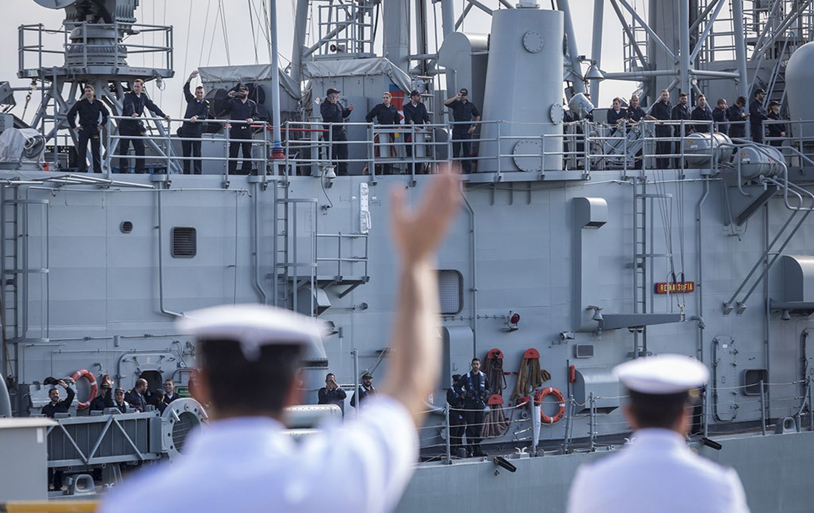 Los familiares despiden a la dotación del Reina Sofía en Rota, en una imagen de archivo.