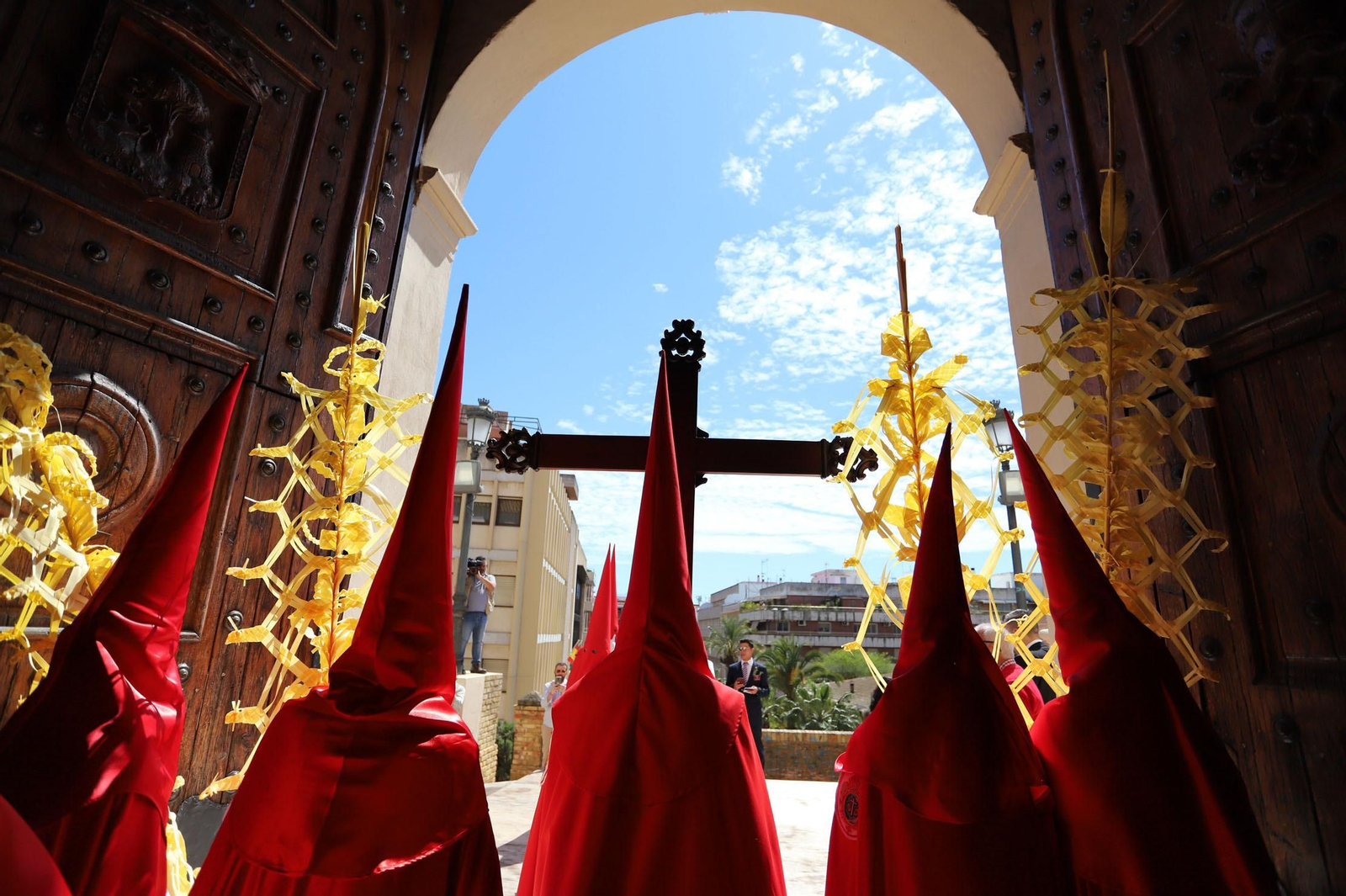 Imágenes del recorrido de la Borriquita  por las calles de Huelva