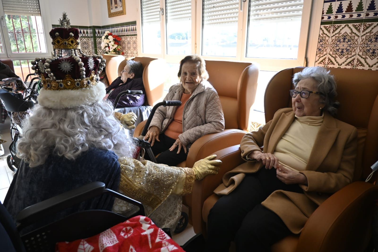 Las fotos más tiernas de la visita de los Reyes Magos a los ancianos de Huelva este 5 de enero