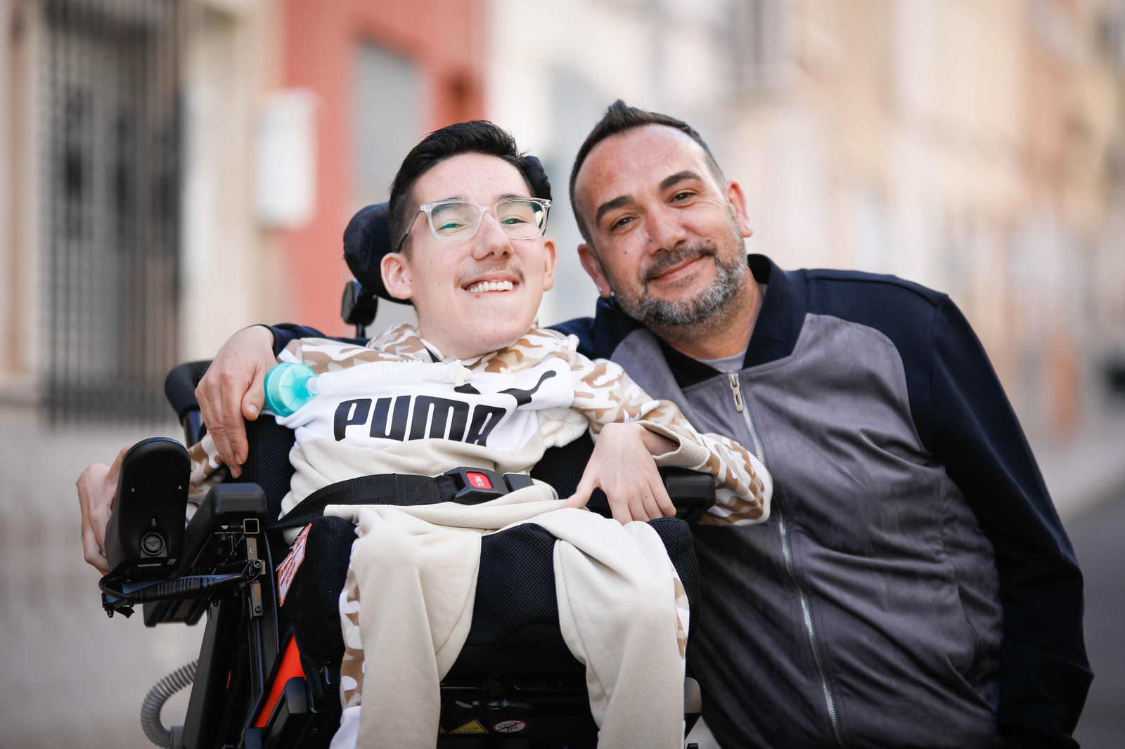 Brian y su padre, Paco Albacete, en la calle Sierra de Bacares en Piedras Redondas