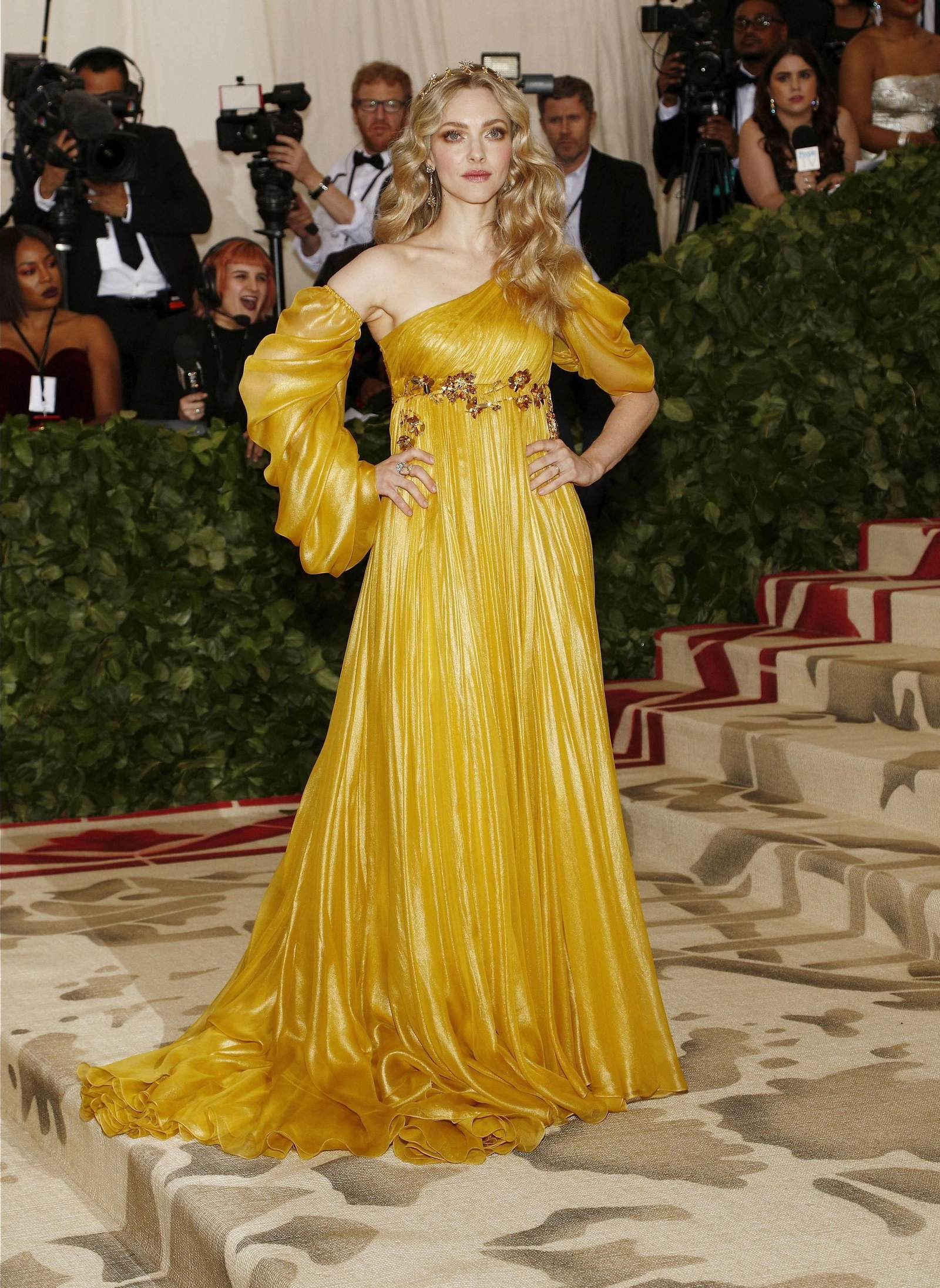 GALA MET 2018. Amanda Seyfried de Prada.