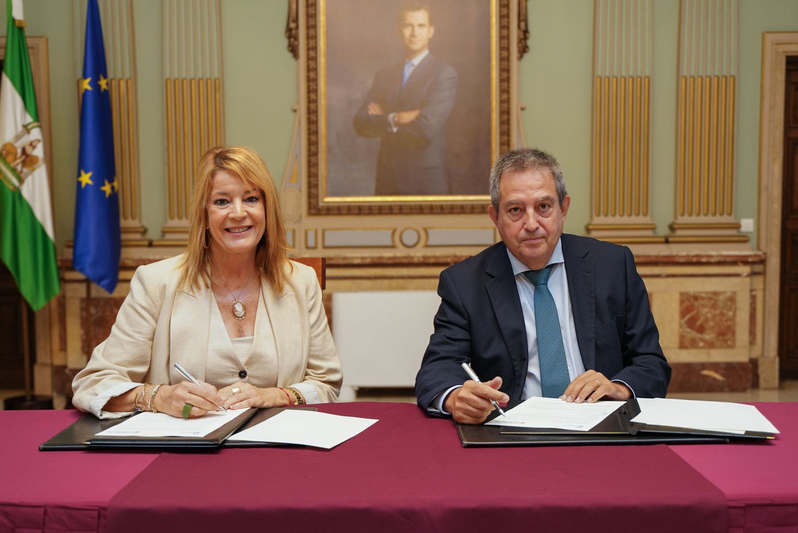 Firma para la apertura de la oficina antiokupas por parte del Ayuntamiento y el Colegio de Abogados de Huelva.