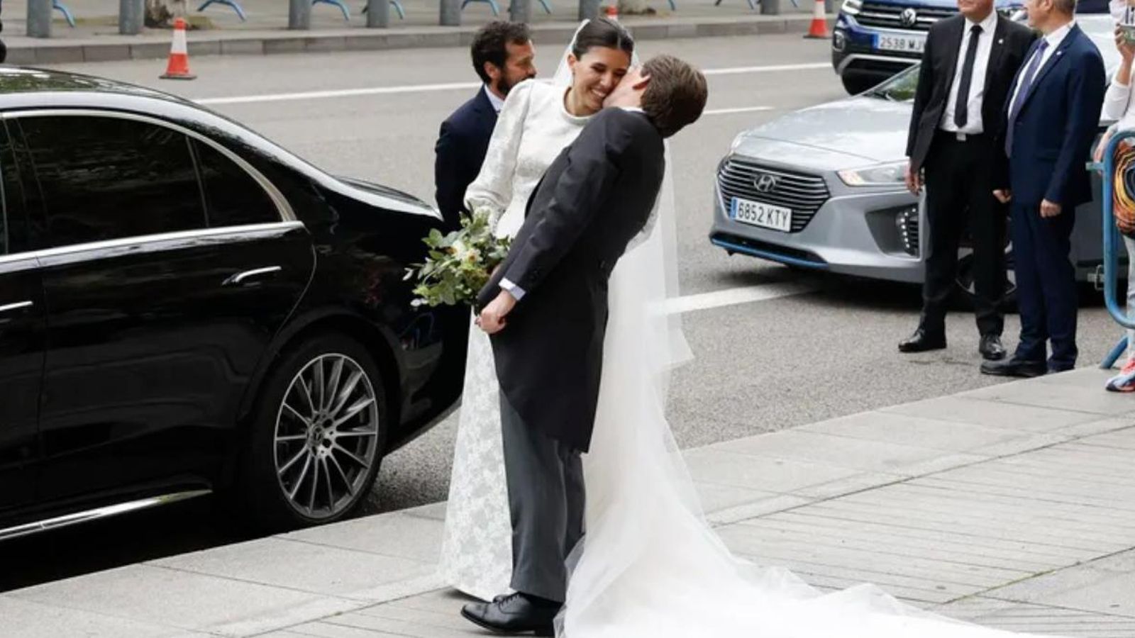 José Luis Martínez-Almeida y Teresa Urquijo ya casados, besándose en la calle