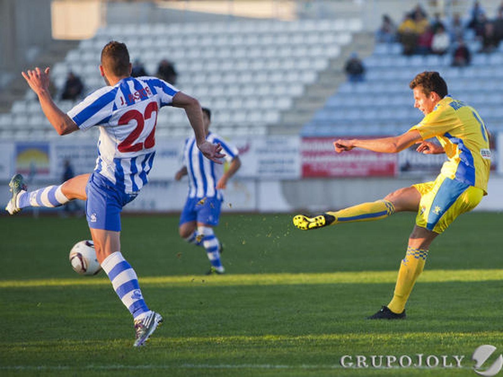 Yuste dispara desde la frontal en la jugada del 1-2.

Foto: Pascu Mendez (LOF)