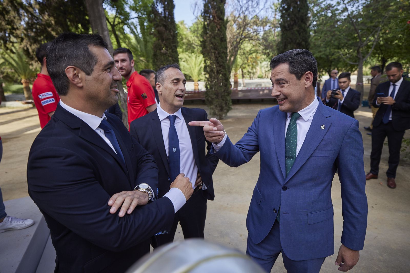 El presidente de la Junta de Andalucía, Juanma Moreno, charla con Pablo Pin.