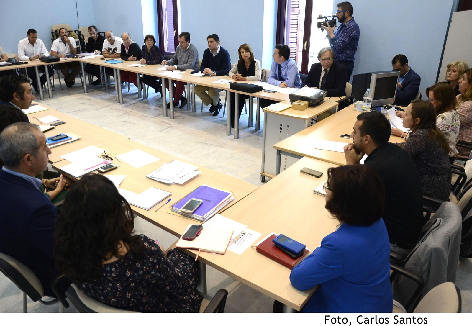 Gobierno local y sindicatos, el pasado mes de abril en Recursos Humanos, en uno de los intentos de formar la mesa de negociación. Gobierno local y sindicatos, el pasado mes de abril en Recursos Humanos, en uno de los intentos de formar la mesa de negociación.