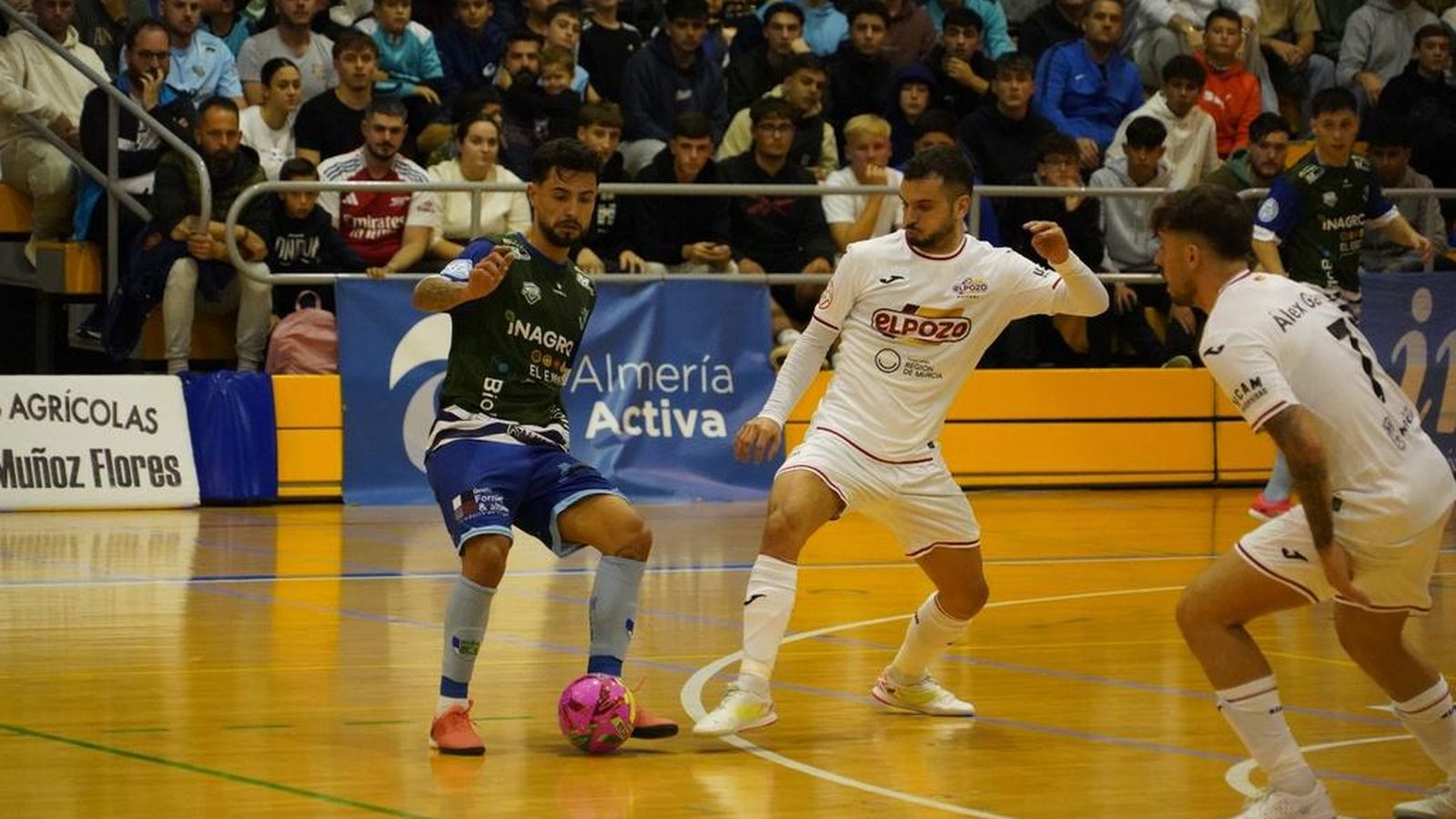 Beto realiza un pase ante la presión de un adversario en el choque copero frente a los murcianos.