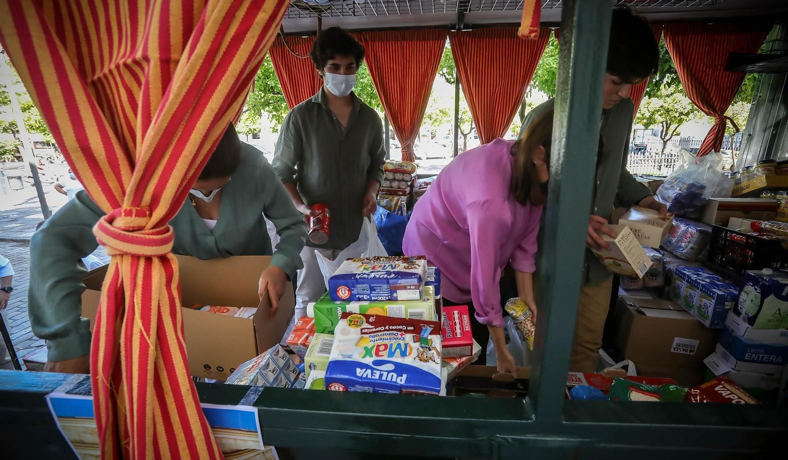 La Hermandad del Rocío de Jerez recoge alimentos para Cáritas