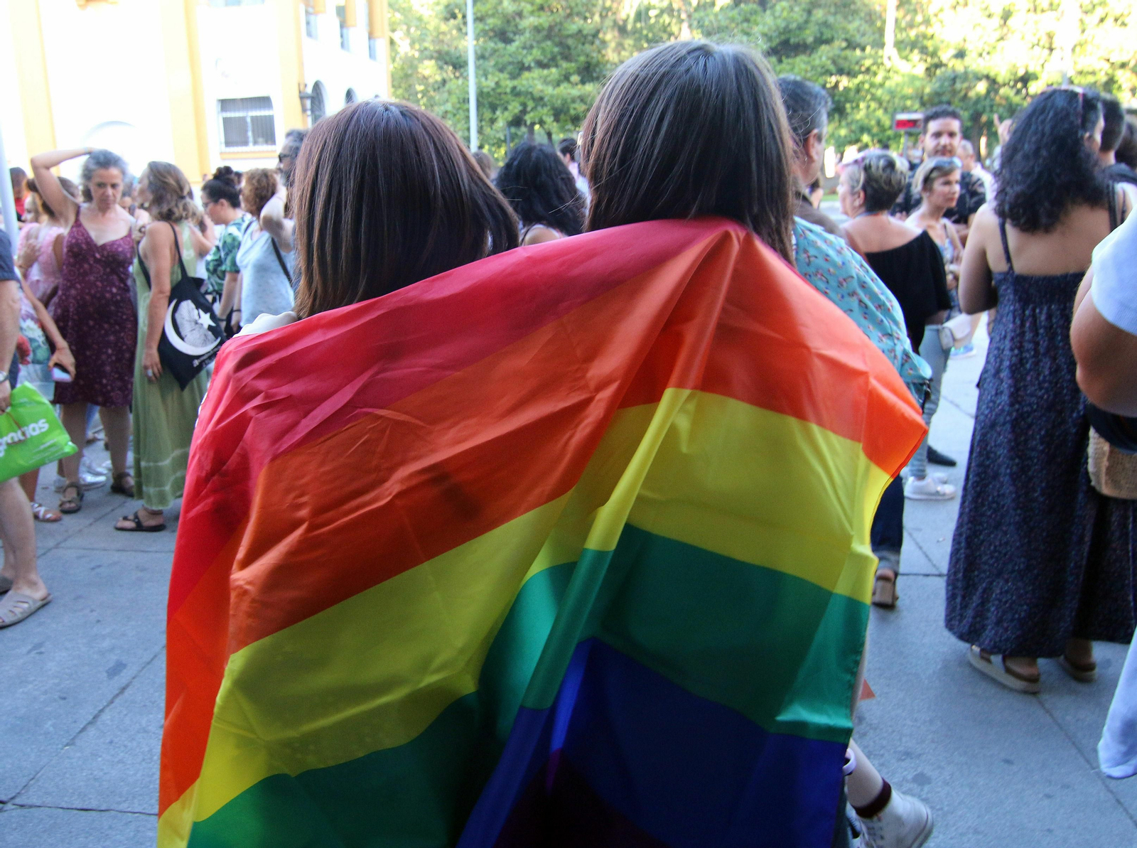 Dos jóvenes en una marcha LGTBI