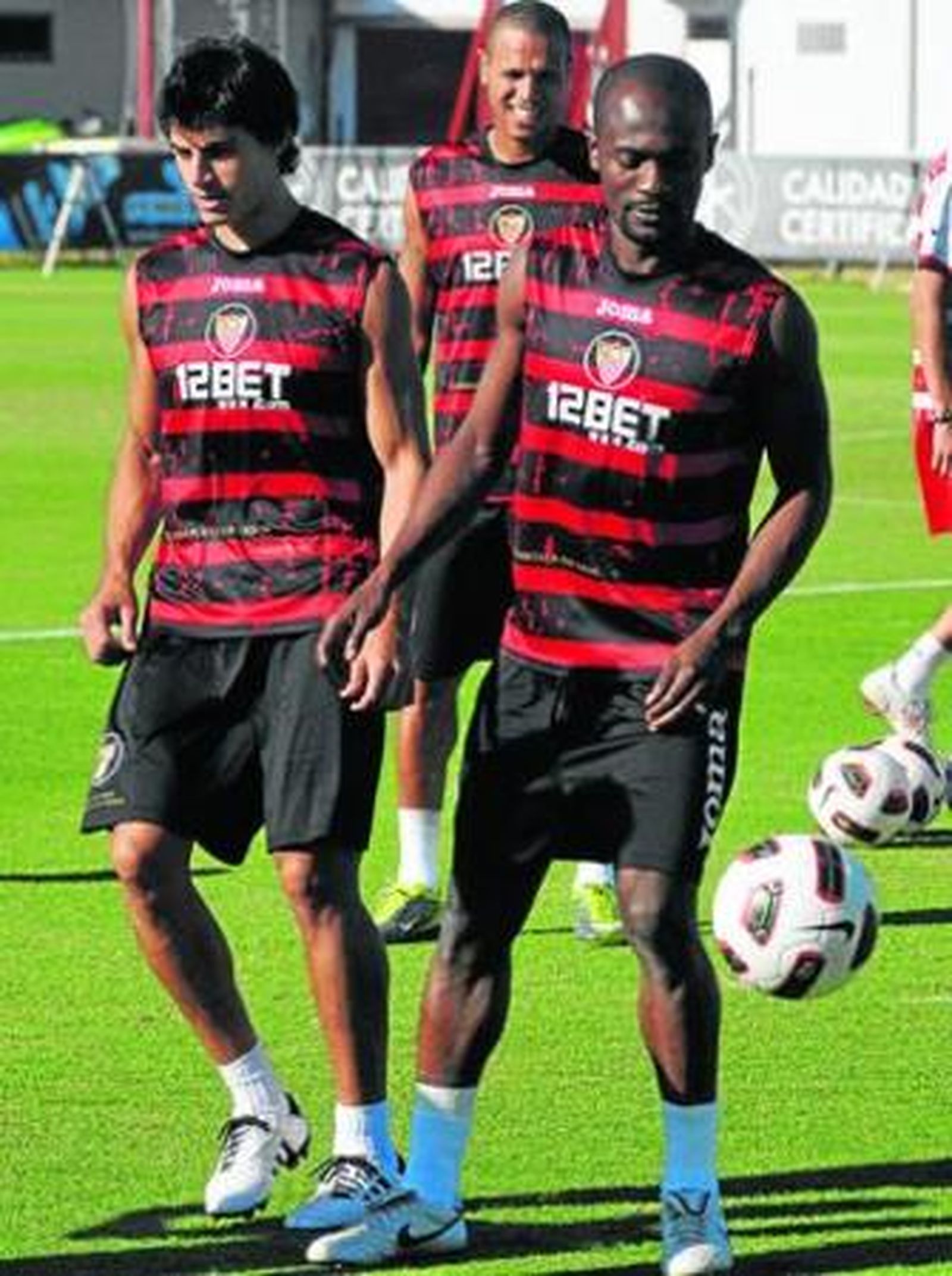 Zokora observa un balón, con Perotti a su lado y Luis Fabiano por detrás.