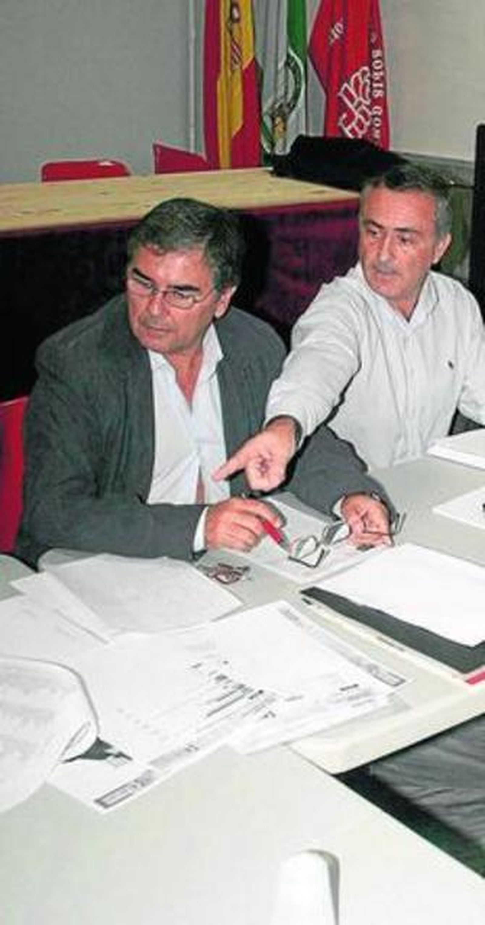 Usero salva la primera 'bola de partido' con 7 dimisiones en la Ejecutiva local