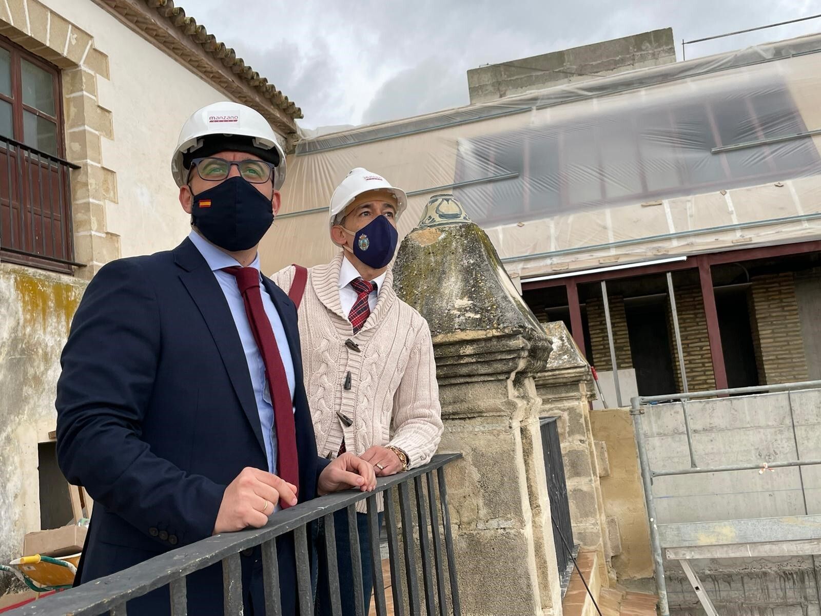 El alcalde, Germán Beardo, junto al concejal de Patrimonio, David Calleja, durante la visita a las obras.