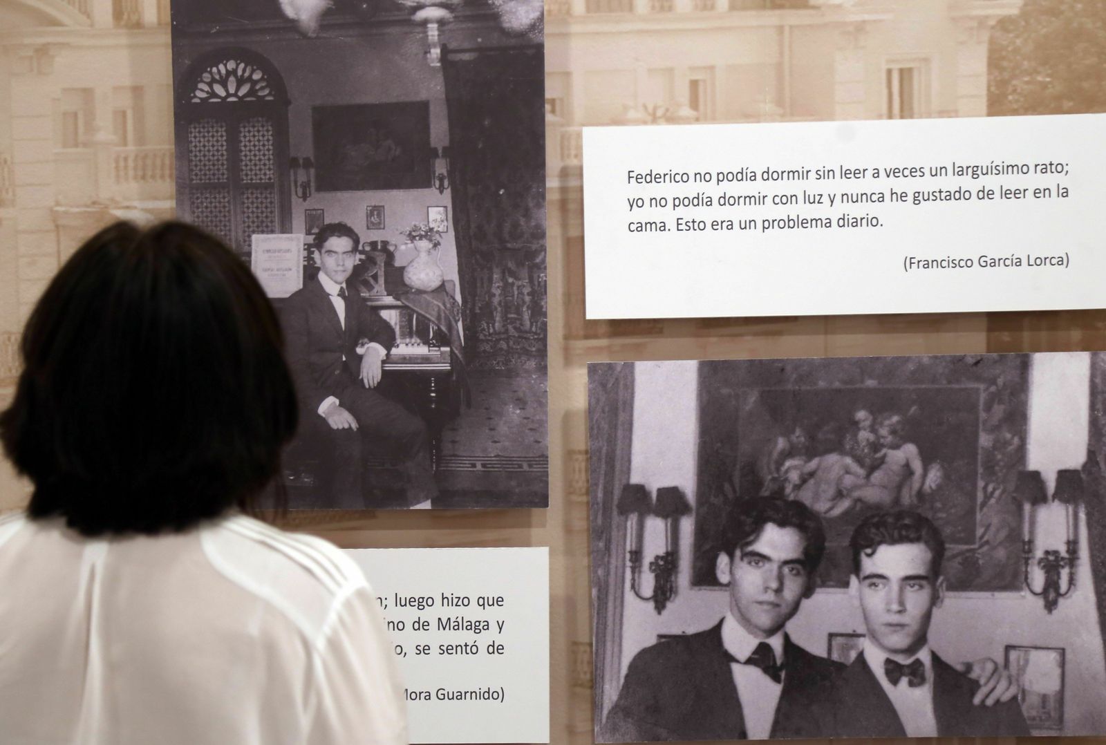 Un visitante observa varias fotografías de Lorca, una de ellas ante su piano en la casa de la Acera del Casino.